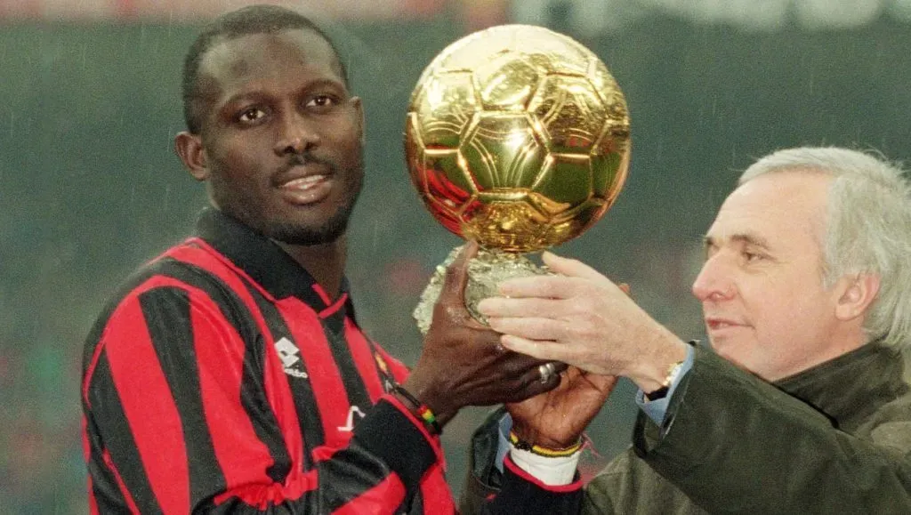 George Weah, no Milan, recebe a Bola de Ourto. Foto: Claudio Villa/ Grazia Neri/Getty Images