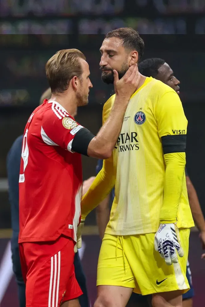 Kane a “confortar” um abalado Donnarumma, após este ter estado no lance da grave lesão de Musiala. Foto: Kevin C. Cox/Getty Images.