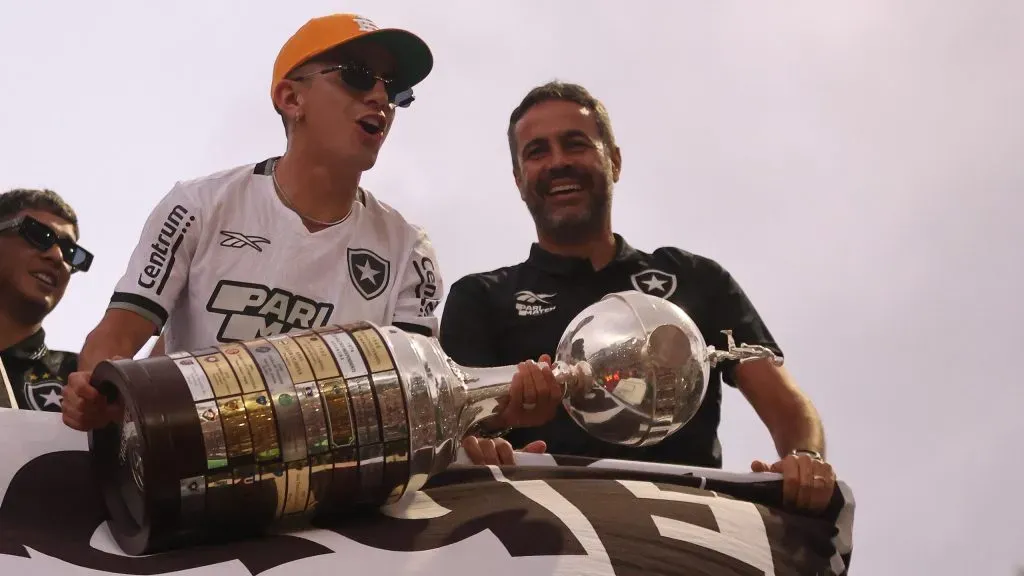 Ao lado de Artur Jorge, Thiago Almada ergue a Taça Libertadores no Botafogo. Foto: Wagner Meier/Getty Images