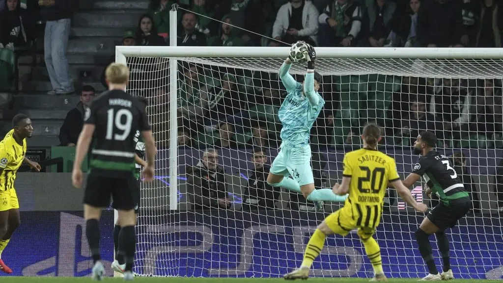 Rui Silva, do Sporting, nas alturas. Foto: Carlos Rodrigues/Getty Images