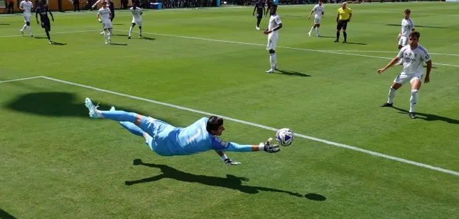 Courtois, apesar da pesada derrota, assinou uma grande exibição e evitou números mais pesados para o clube ‘merengue’. Foto: Dan Mullan/Getty Images