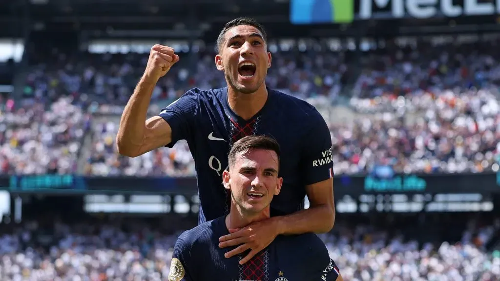 Hakimi e Fabián Ruiz comemoram um dos golos do PSG. Foto: Buda Mendes/Getty Images