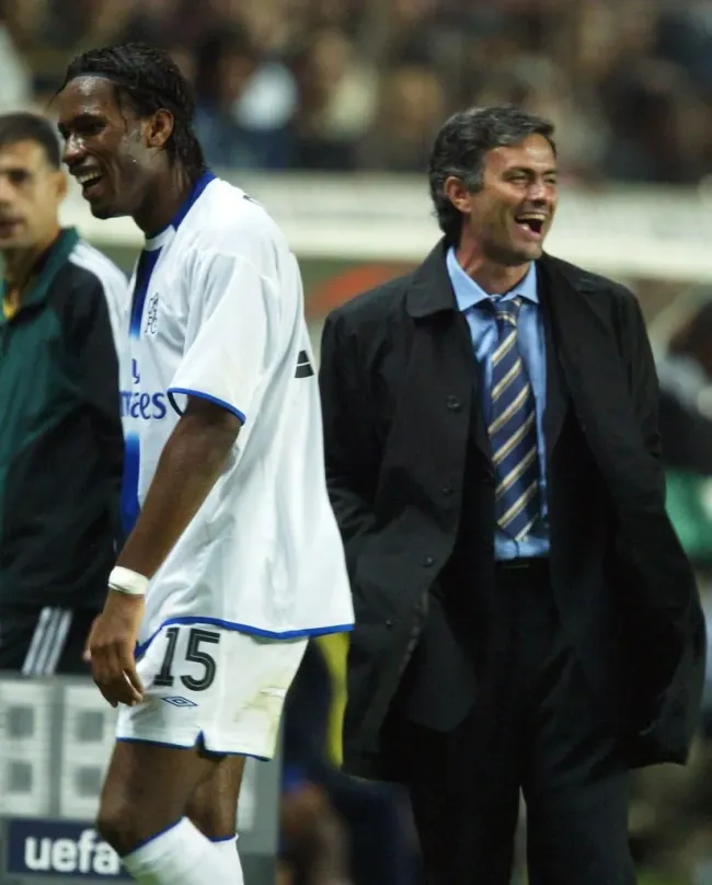 José Mourinho e Didier Drogba no PSG x Chelsea de 2004. Foto: Getty Images)