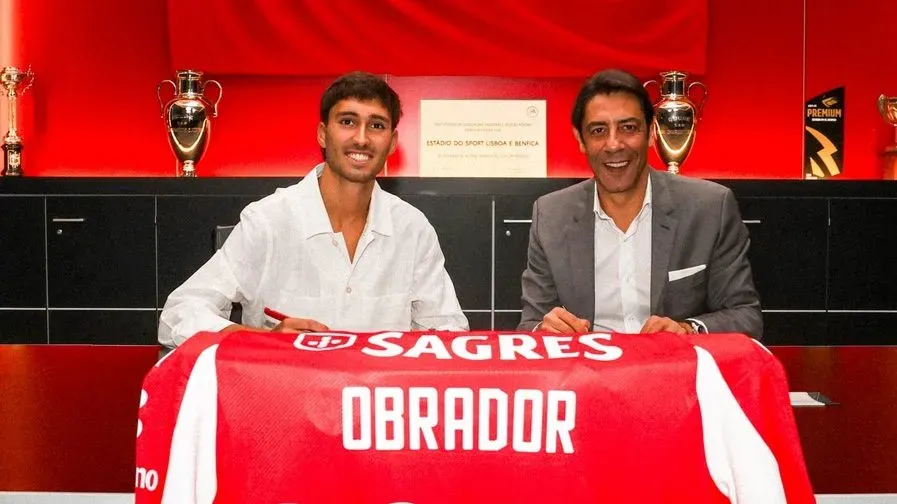 Rafael Obrador, com Rui Costa, assina pelo Benfica. Foto: conta oficial no X do Benfica