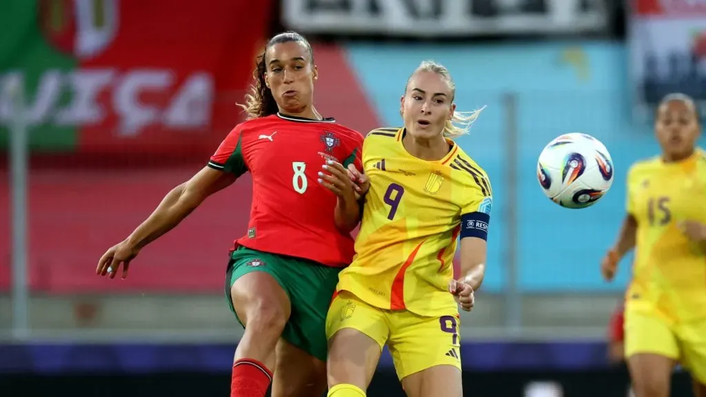 Andreia Norton, de Portugal, disputa a bola com uma jogadora da Bélgica. Foto: Alexander Hassenstein/Getty Images