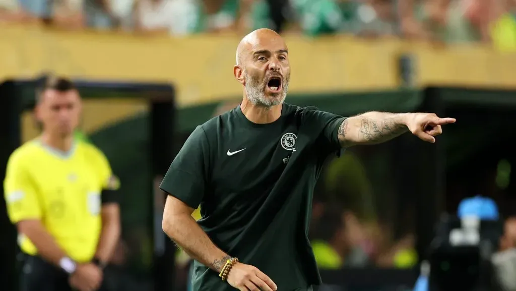 Enzo Maresca dá ordem aos jogadores do Chelsea. Foto: Luke Hales/Getty Images