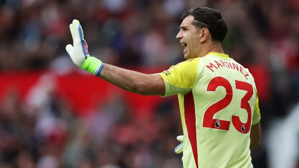 Dibu Martínez tem sido especulado no Manchester United. Foto: Matt McNulty/Getty Images
