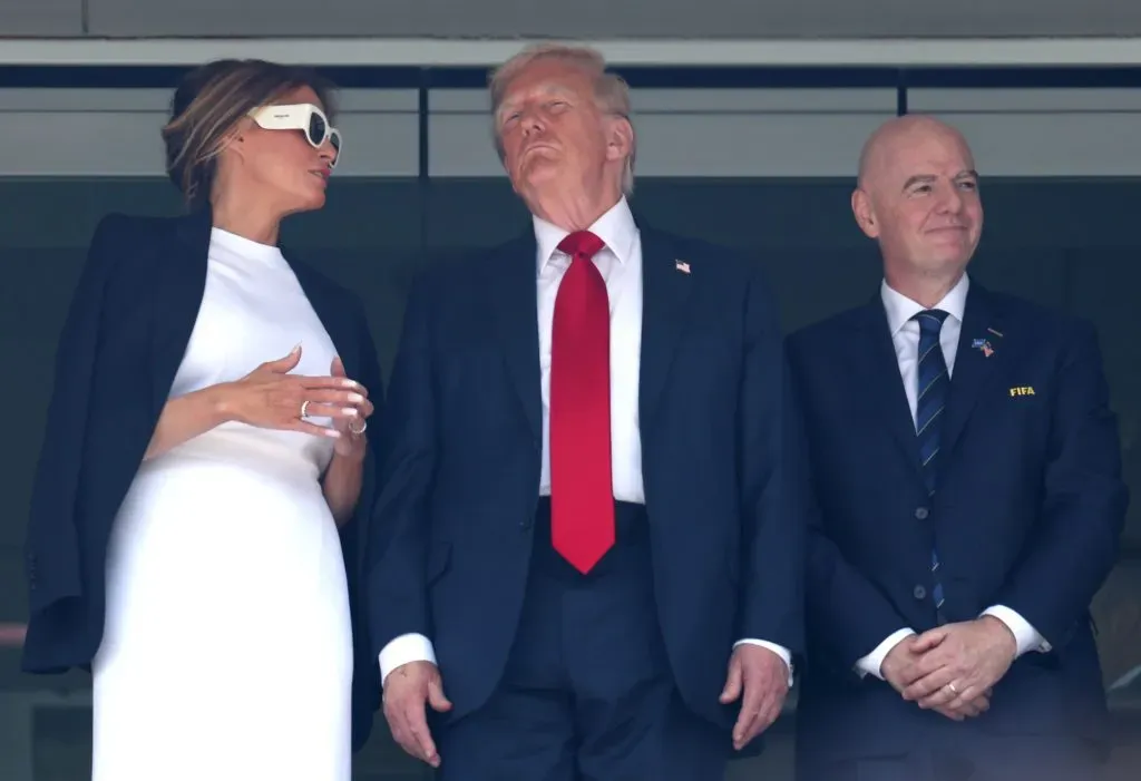 Melania Trump, Donald Trump e Gianni Infantino, presidente da FIFA. Foto: Luke Hales/Getty Images