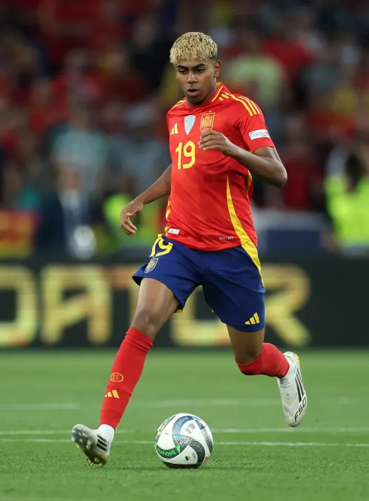 Yamal em ação com a seleção de Espanha. Foto: Alex Grimm/Getty Images.