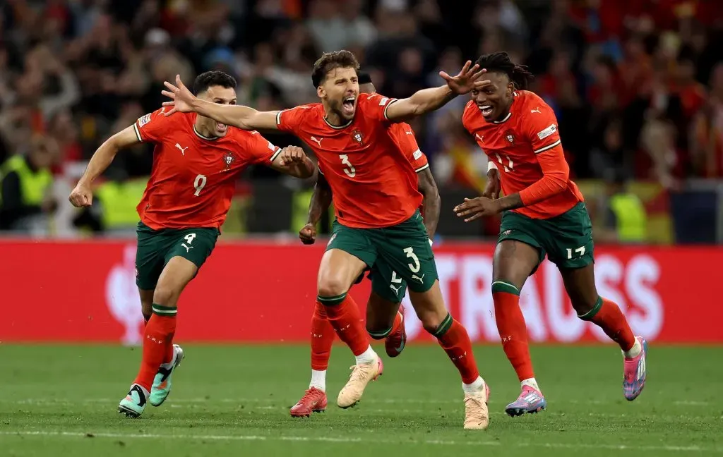 O momento em que Rúben Dias, juntamente com os colegas, celebra a confirmação da conquista da Nations League 2025. Foto: Lars Baron/Getty Images.
