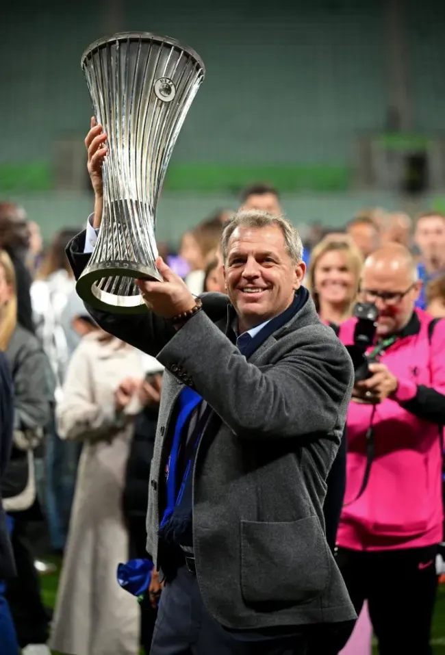 Todd Boehly a levantar a taça da Conference League 2025, após a vitória do Chelsea contra o Betis na final. Foto: Stuart Franklin/Getty Images.
