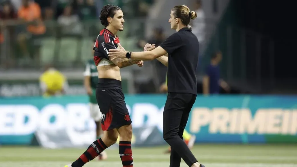 Pedro e Filipe Luís em jogo do Flamengo no Brasileirão. Foto: Miguel Schincariol/Getty Images