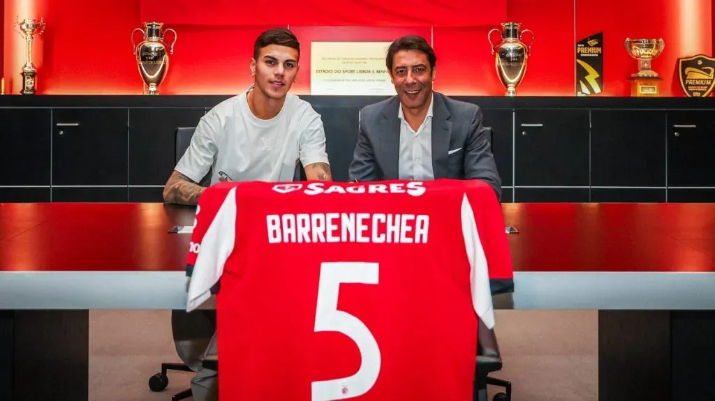 Enzo Barrenechea e Rui Costa na assinatura do jogador argentibo. Foto: conta oficial no X do SL Benfica