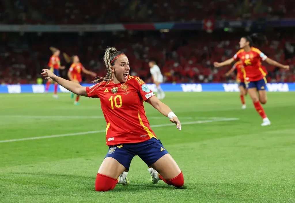 Athenea del Castillo desbloqueou o marcador do Espanha x Suíça, após uma espetacular assistência de Bonmatí. Foto: Alexander Hassenstein/Getty Images.