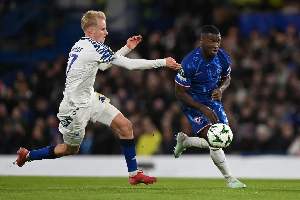 Victor Froholdt em ação contra o Chelsea na Conference League. Foto: Getty Images