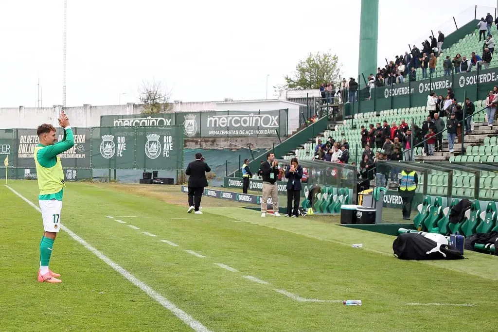 Ukra a agradecer aos adeptos do Rio Ave. Foto: Twitter do Ukra.