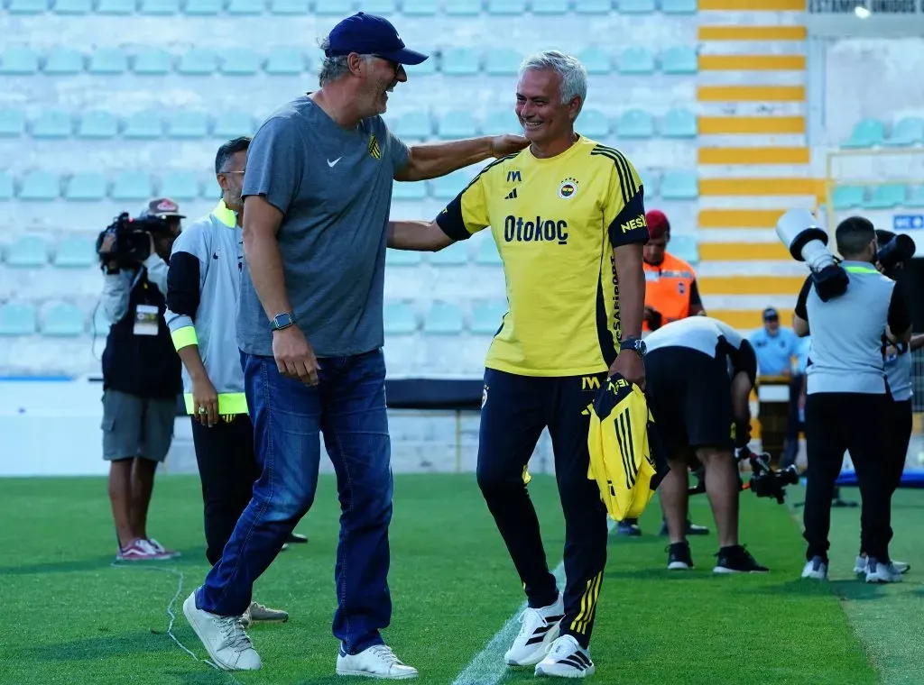 Laurent Blanc, treinador do Al-Ittihad, a conversa com José Mourinho. Foto: Gualter Fatia/Getty Images.