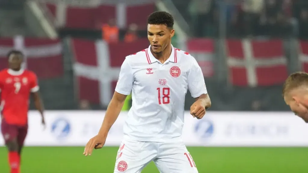 Alexander Bah é internacional dinamarquês. Foto: Carsten Harz/Getty Images