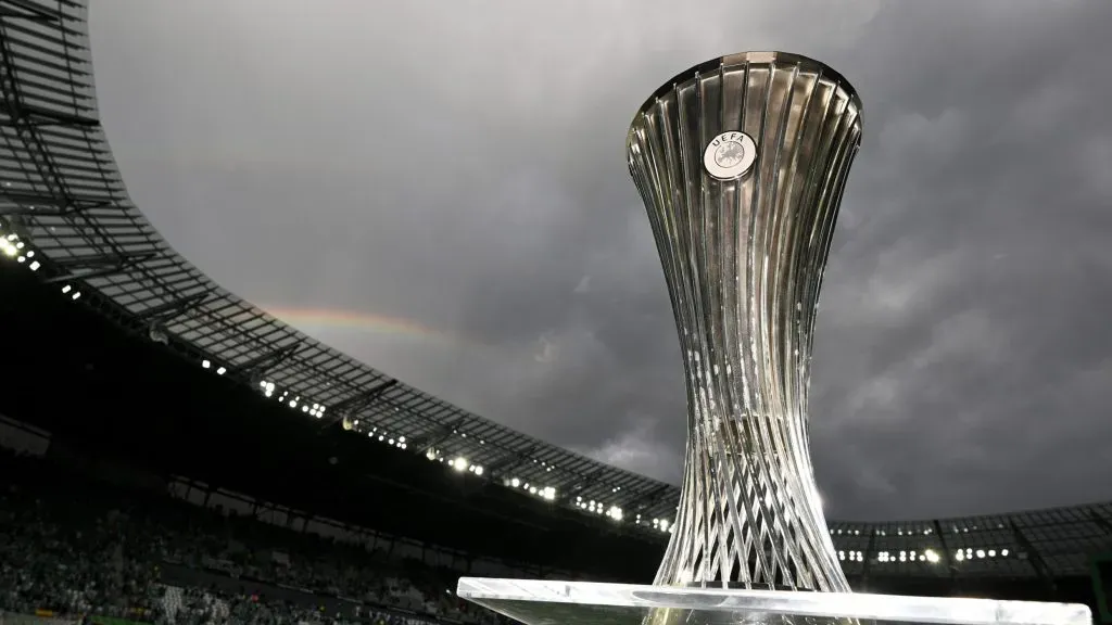 O troféu da Conference League. Foto: Stuart Franklin/Getty Images