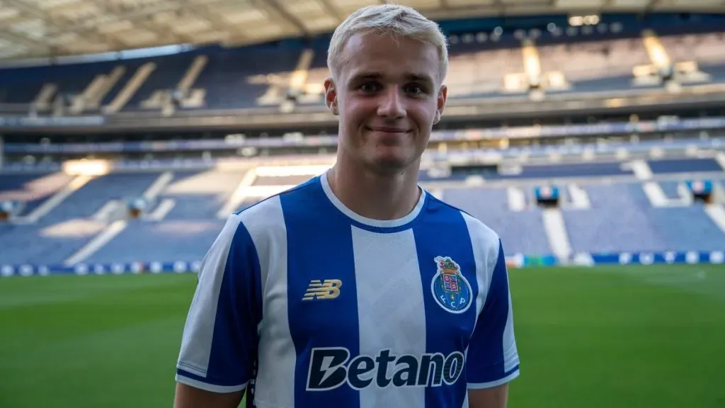 Victor Froholdt passa a ser o primeiro jogador dinamarquês a vestir a camisola dos dragões. Foto: FC Porto