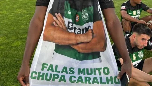 Esta foi a fotografia exibida orgulhosamente por Geovany Quenda nos festejos do título. e partilhada por Zeno Debast nas redes sociais. Foto: Instagram Zeno Debast