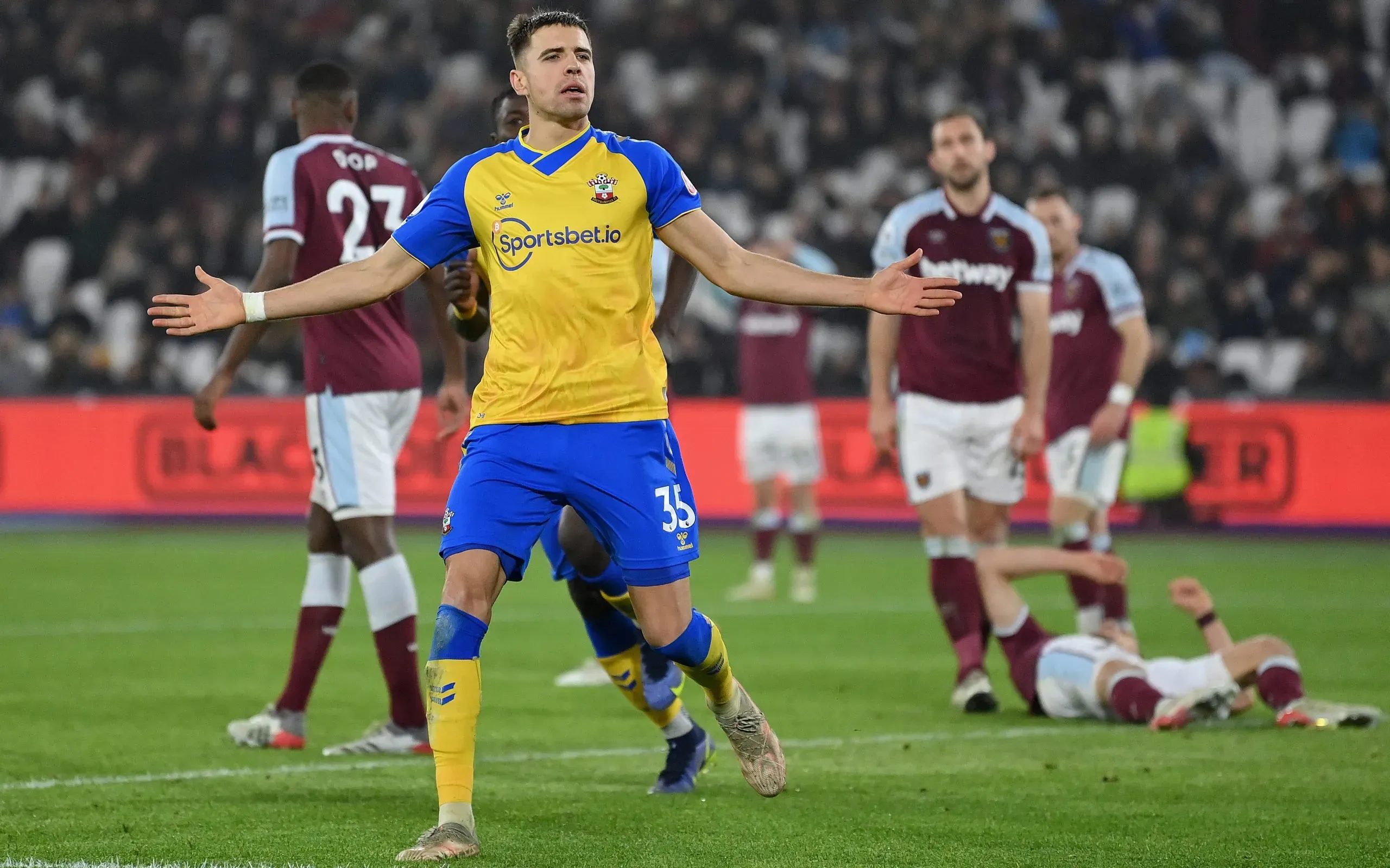 Jan Bednarek, internacional polaco, fecha o lote de quatro centrais no plantel azul e branco.Foto: Justin Setterfield/Getty Images