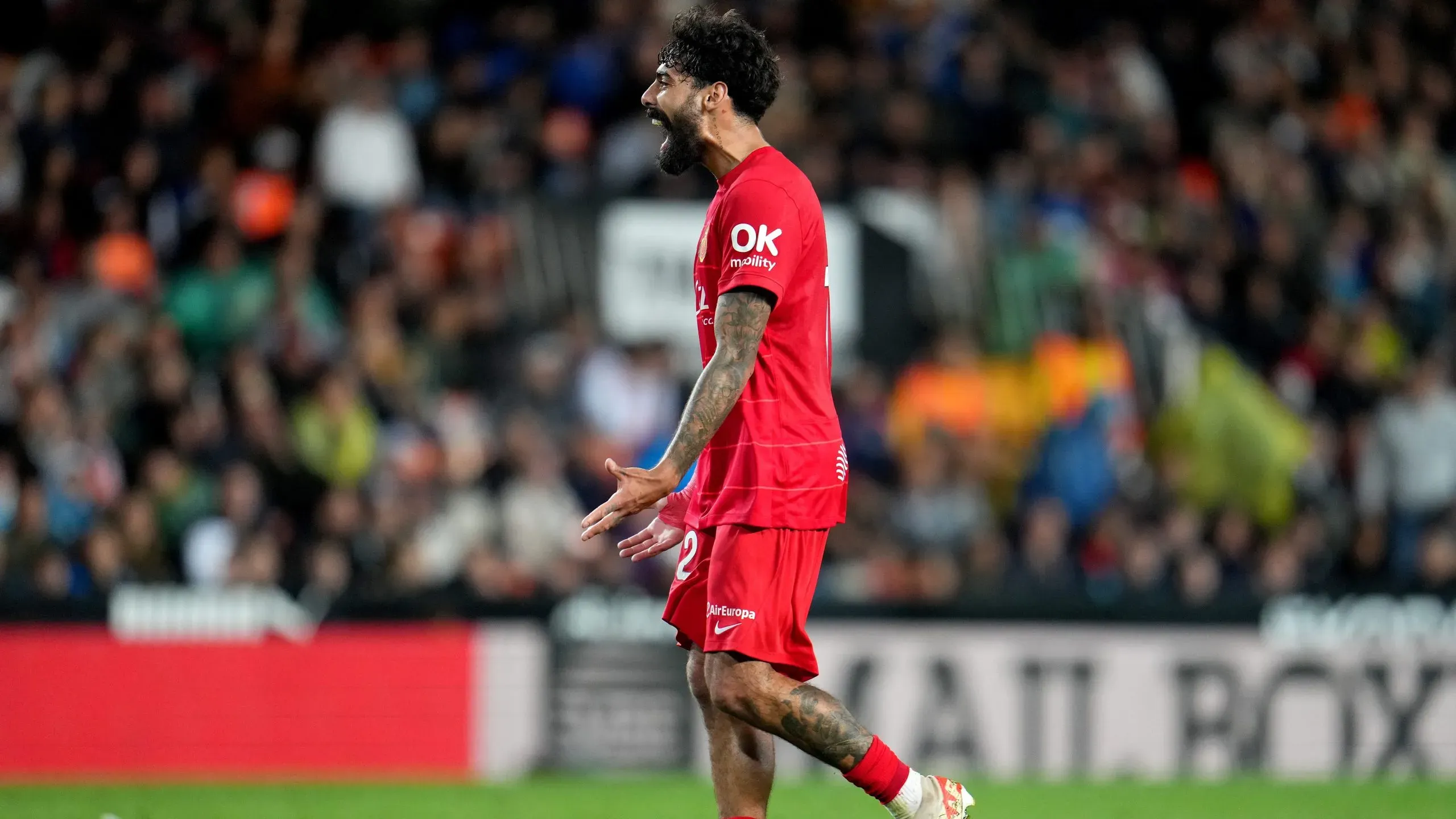 Além do Atlético Madrid, também o AC Milan já chegou a ser apontado como interessado em contratar Samu Costa para reforçar o meio-campo. Foto: Aitor Alcalde/Getty Images