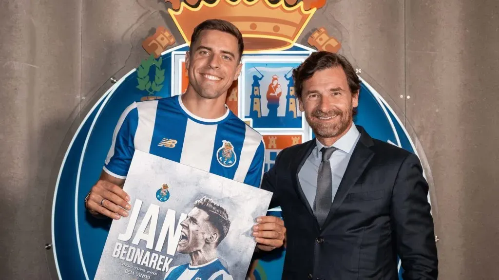 Jan Bednarek e André Villas-Boas, na apresentação do central polaco. Foto: conta oficial no X do FC Porto