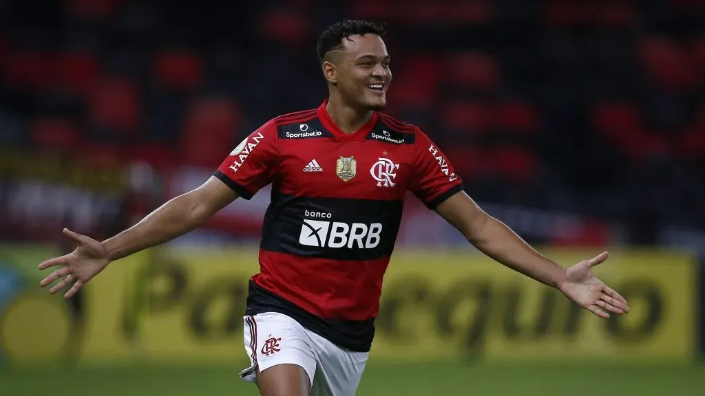 Rodrigo Muniz celebra golo pelo Flamengo, em 2021. Foto: Wagner Meier/Getty Images