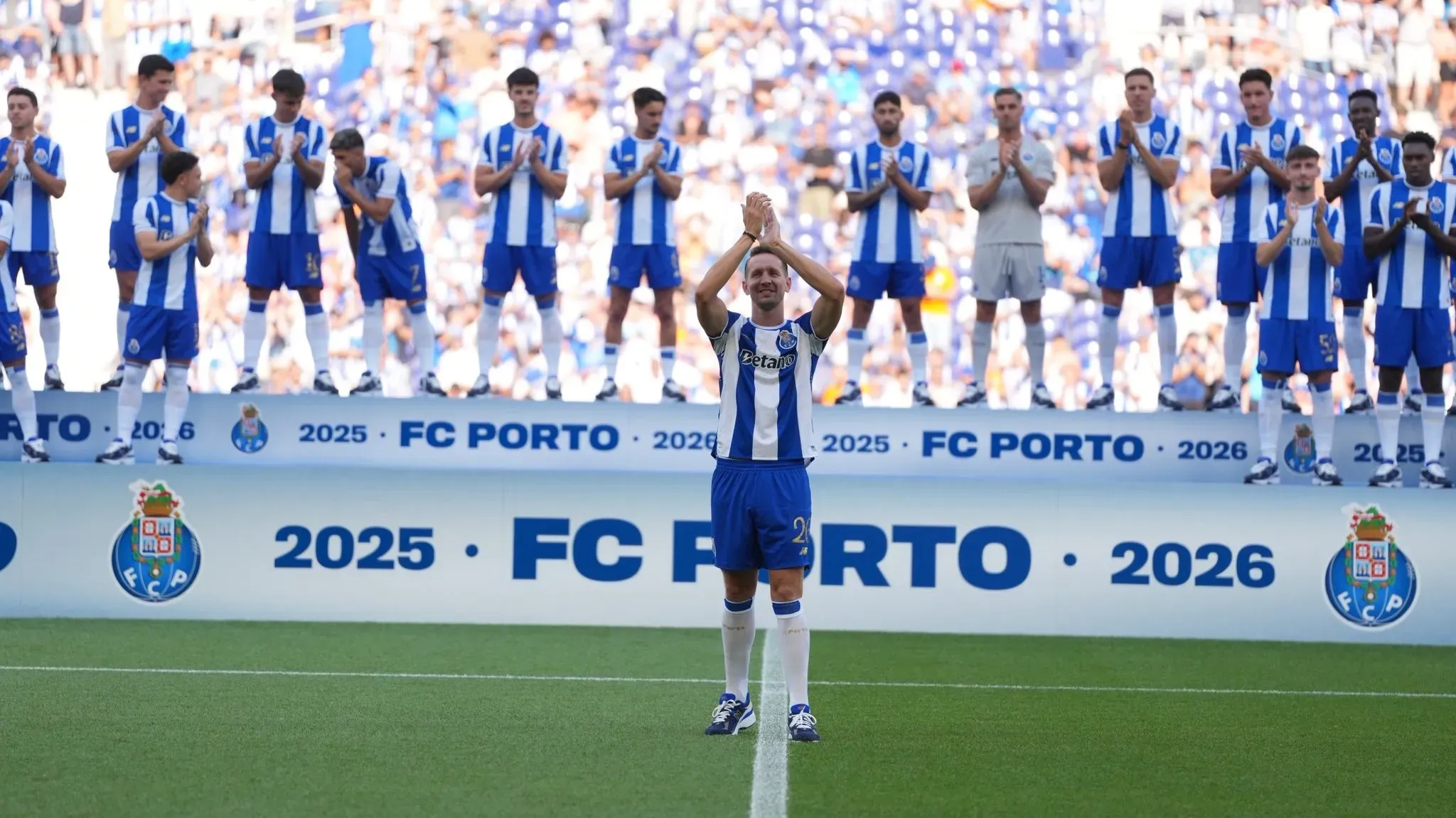 A contratação de Luuk de Jong deixou imprensa e adeptos totalmente surpreendidos e deixou o lotado Estádio do Dragão em êxtase. Foto: FC Porto
