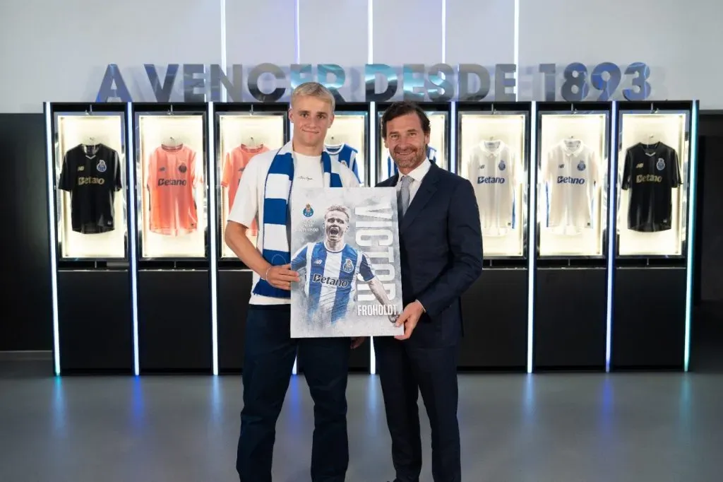 Froholdt e André Villas-Boas na apresentação ao FC Porto. Foto: FCP