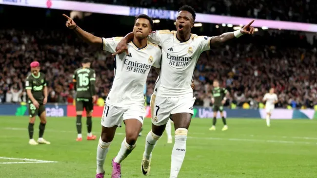 Rodrygo e Vini Jr celebram golo do Real Madrid. Foto: Florencia Tan Jun/Getty Images