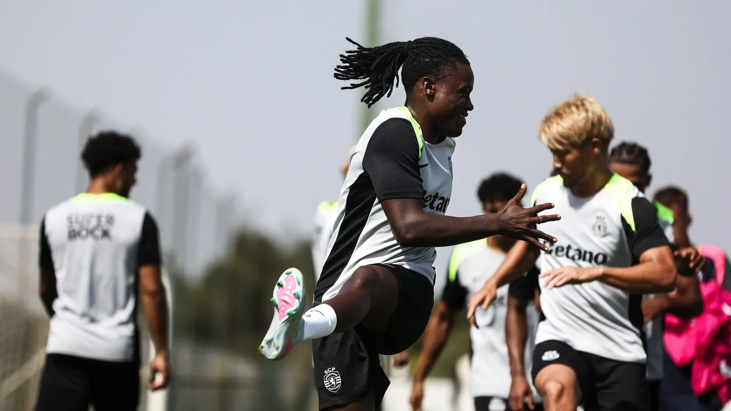 Geovany Quenda – bem como Zeno Debast – puderam defrontar o Benfica, mas ainda têm a pairar sobre si os castigos aplicados pelo Conselho de Disciplina da FPF. Foto: Sporting