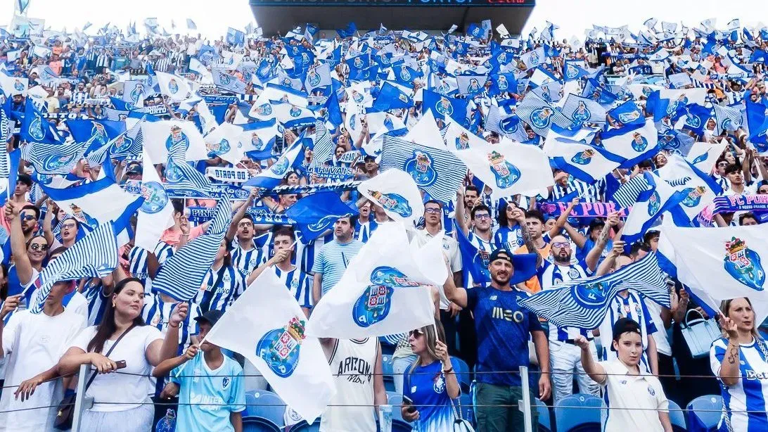 Os adeptos azuis e brancos depositam fortes esperanças em Francesco Farioli e no renovado plantel azul e branco para voltar a celebrar a conquista do campeonato. Foto: FC Porto