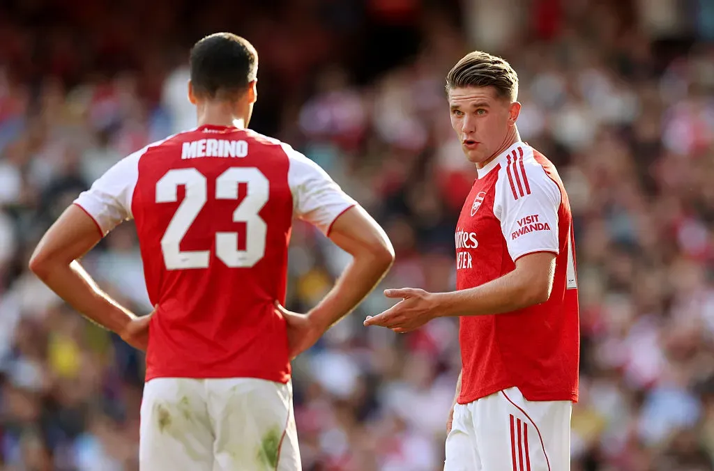 Merino e Gyokeres durante Arsenal x Villarreal. Foto: Getty Images