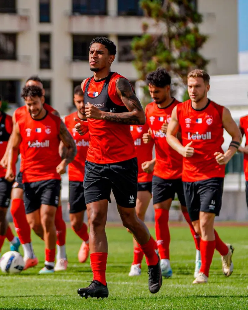 A equipa açoriana a treinar antes do jogo. Foto: CD Santa Clara.