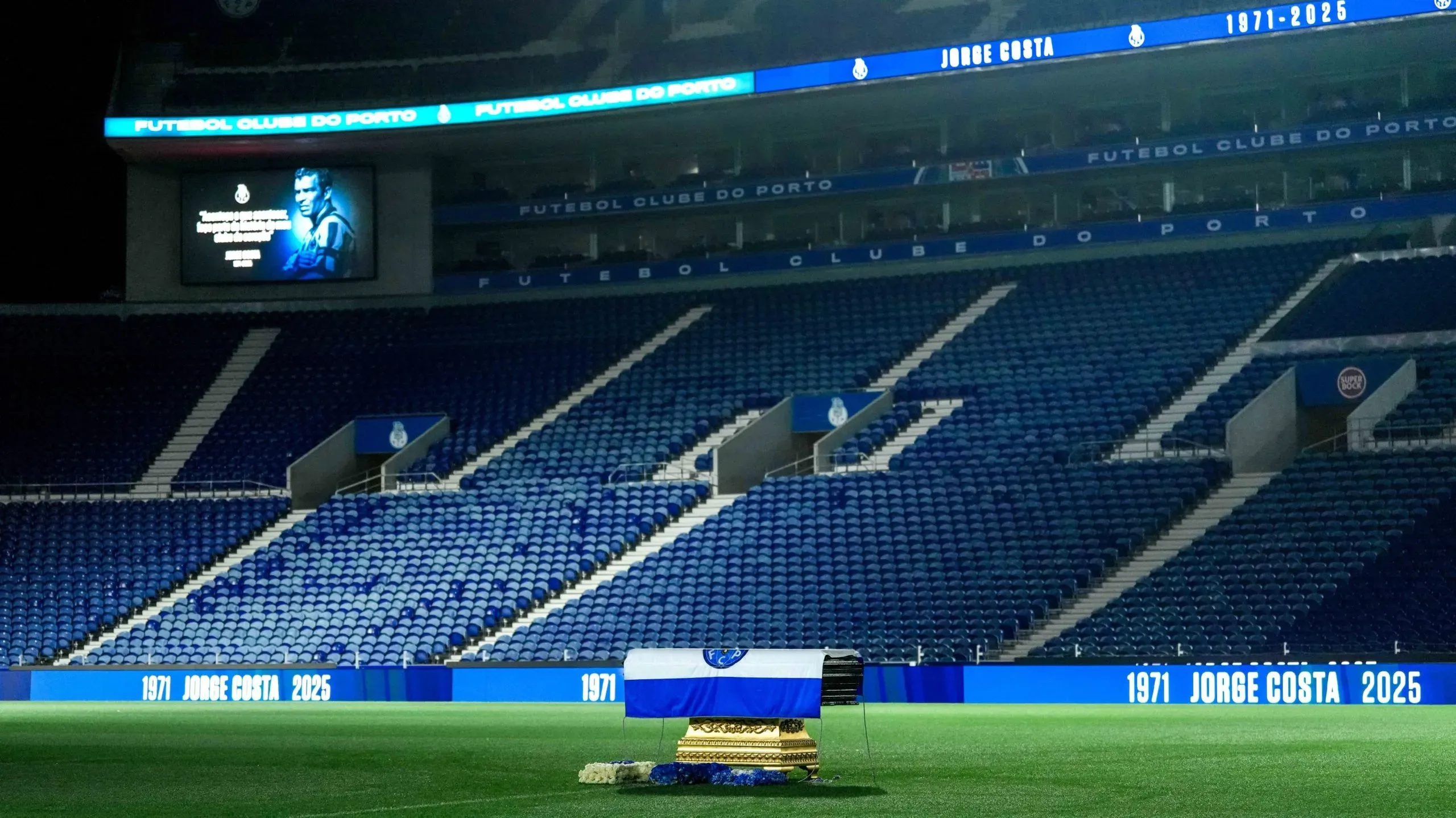 Velório de Jorge Costa decorreu no Estádio do Dragão, ‘a sua casa’, por vontade expressa da família e milhares de adeptos prestaram a última homenagem ao ‘Eterno Capitão’. Foto: FC Porto