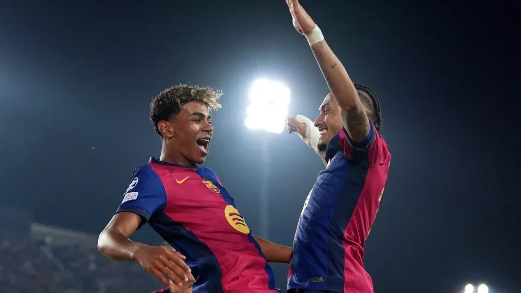 Lamine Yamal e Raphinha celebram golo do Barcelona. Foto: Pedro Salado/Getty Images