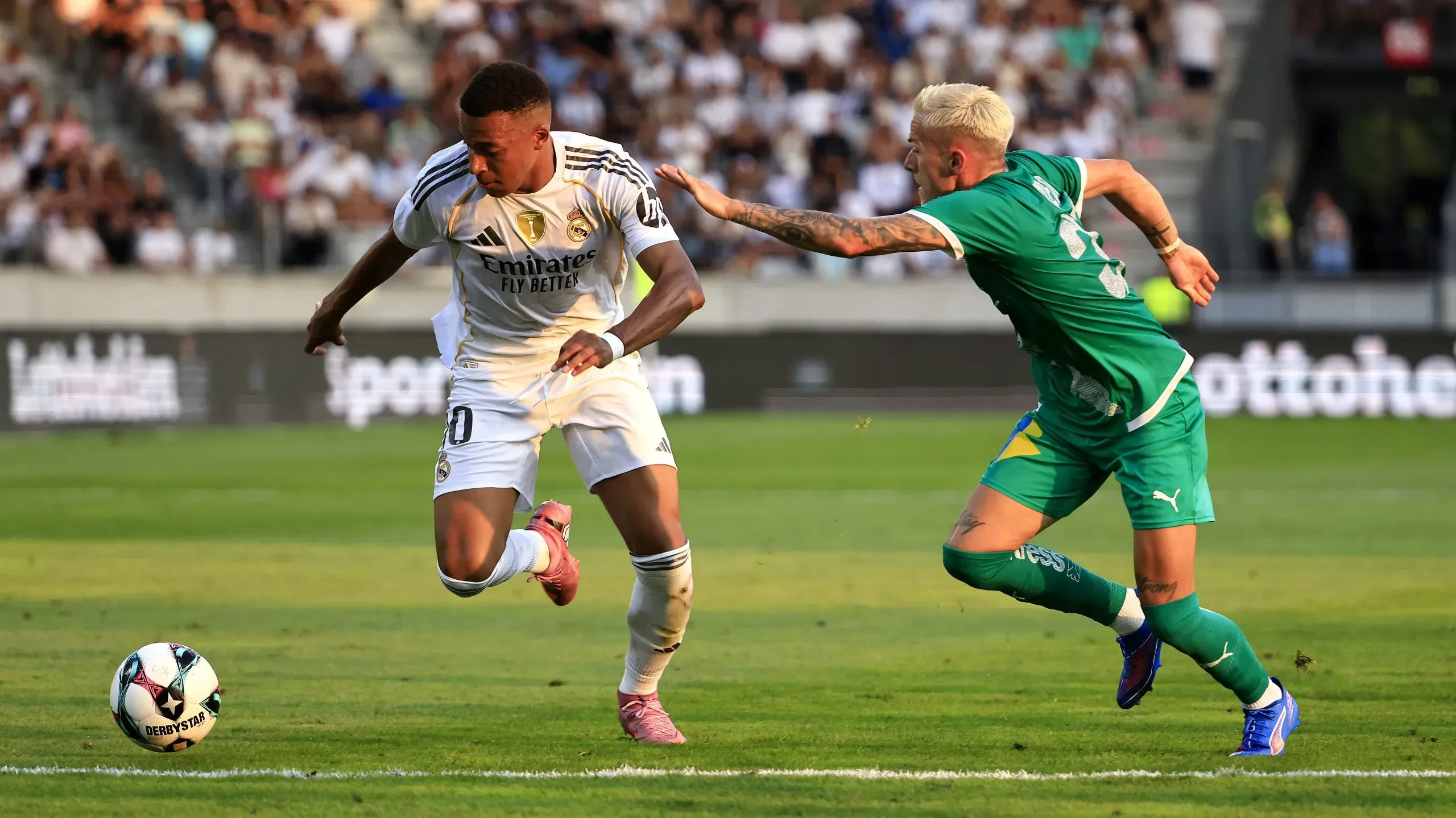 O craque francês Kylian Mbappé foi a estrela da partida ao apontar dois dos quatro golos do Real Madrid.Foto: Jan Hetfleisch/Getty Images