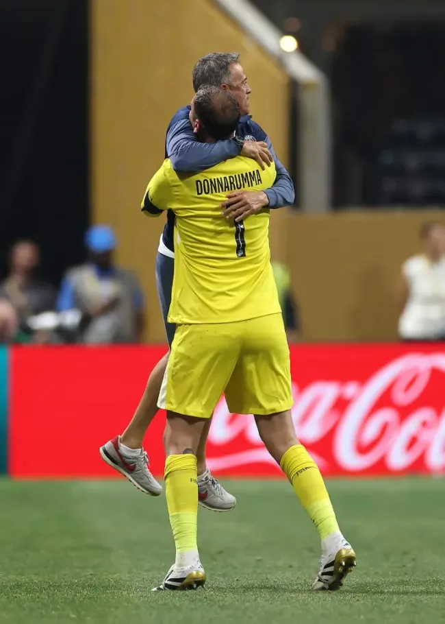 Donnarumma a abraçar o treinador do PSG. Foto: Buda Mendes/Getty Images.