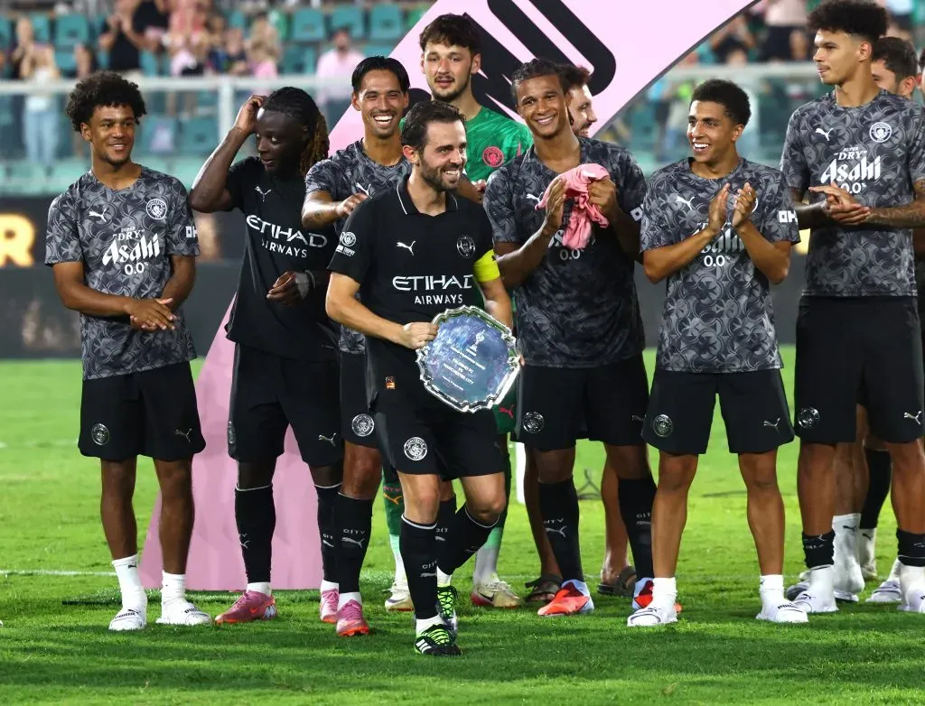 Bernardo Silva juntamente com a equipa do Manchester City. Foto: Maurizio Lagana/Getty Images.