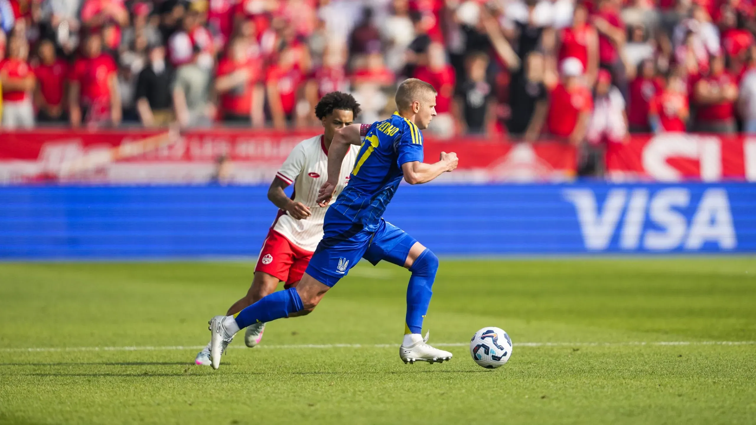 Oleksandr Zinchenko usa há muitos anos a camisola número 17 que, no FC Porto, já pertence a Borja Sainz.Foto: Mark Blinch/Getty Images