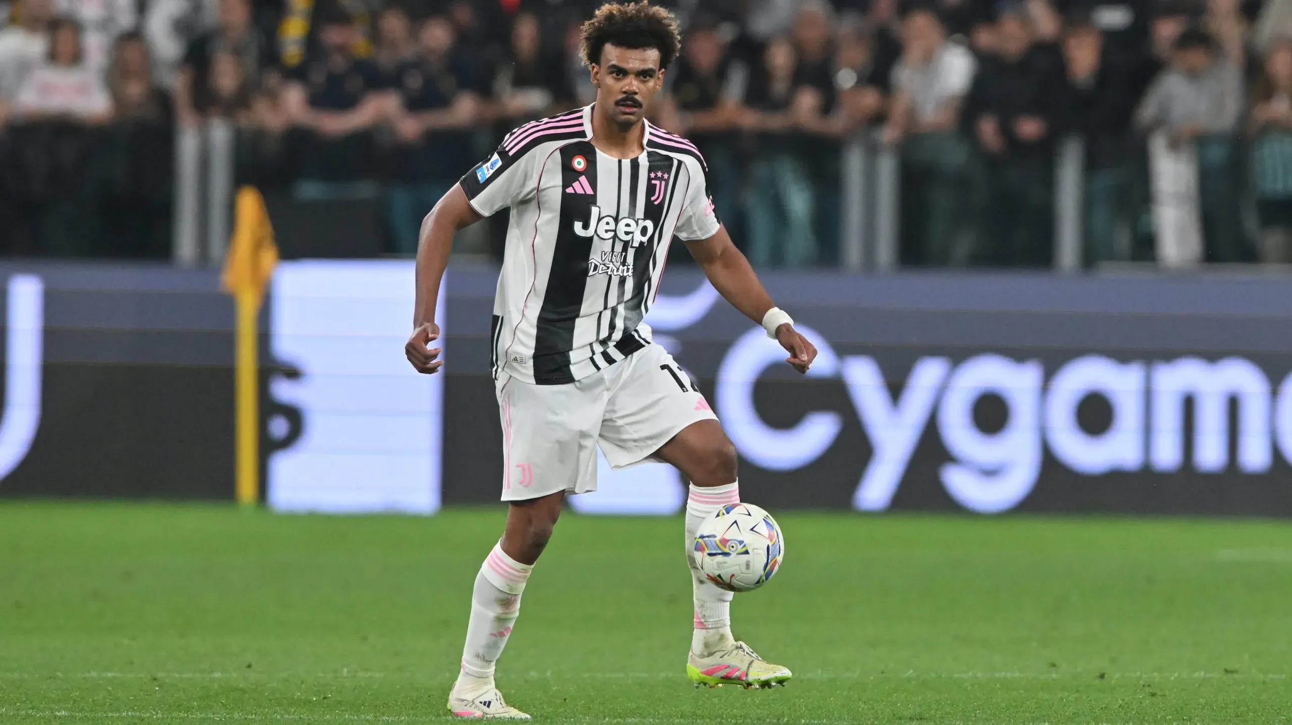 Preço exigido pelo Chelsea já conseguiu afastar Juventus, Atlético Madrid e Borussia Dortmund pelo central internacional português Renato Veiga. Foto: Chris Ricco/Getty Images