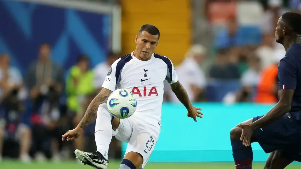 Pedro Porro, do Tottenham, no embate com o PSG. Foto: Claudio Villa/Getty Images
