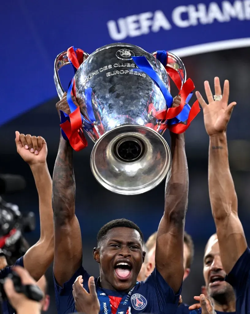 Nuno Mendes a levantar a taça da Liga dos Campeões. Foto: Justin Setterfield/Getty Images.