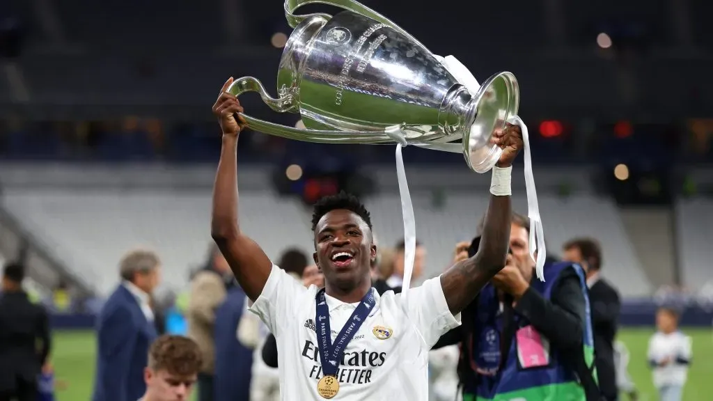 Vinícius Júnior celebra a conquista de Champions League de 2022 pelo Real Madrid. Foto: Catherine Ivill/Getty Images