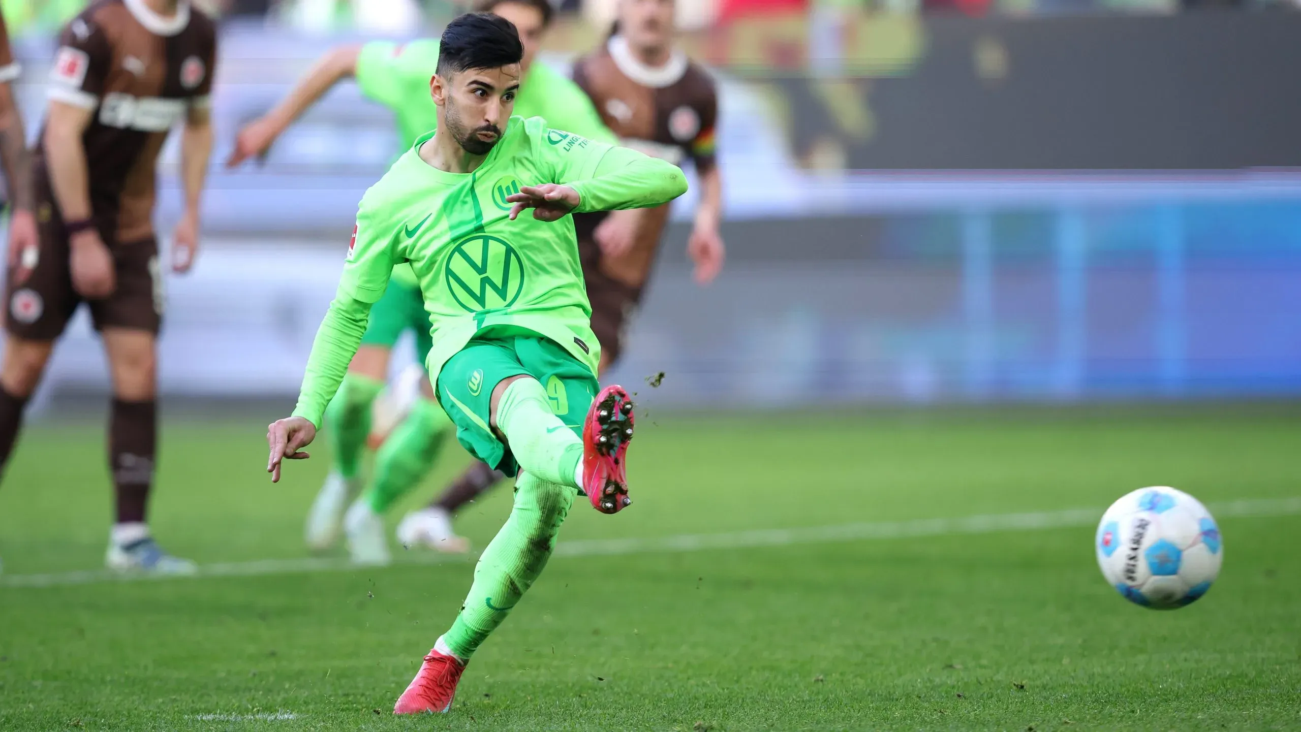 Mohamed Amoura, extremo-esquerdo argelino do Wolfsburgo, muito desejado no Estádio da Luz.Foto: Ronny Hartmann/Getty Images