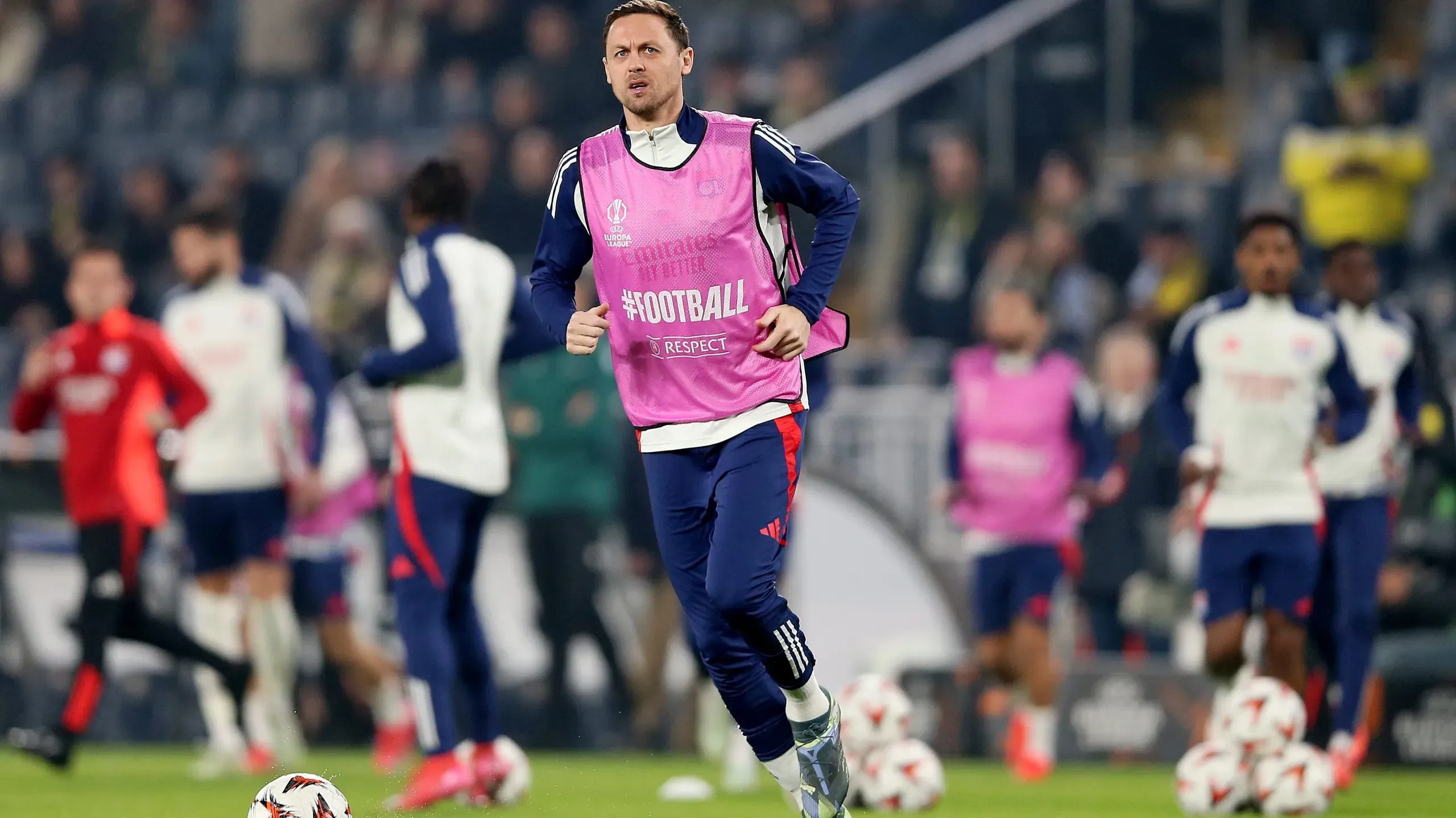 Nemanja Matic era o protótipo do ‘trinco’ perfeito: estampa física, classe, capacidade de roubo de bola, rigor tático e uma qualidade de passe notável. Foto: Ahmad Mora/Getty Images