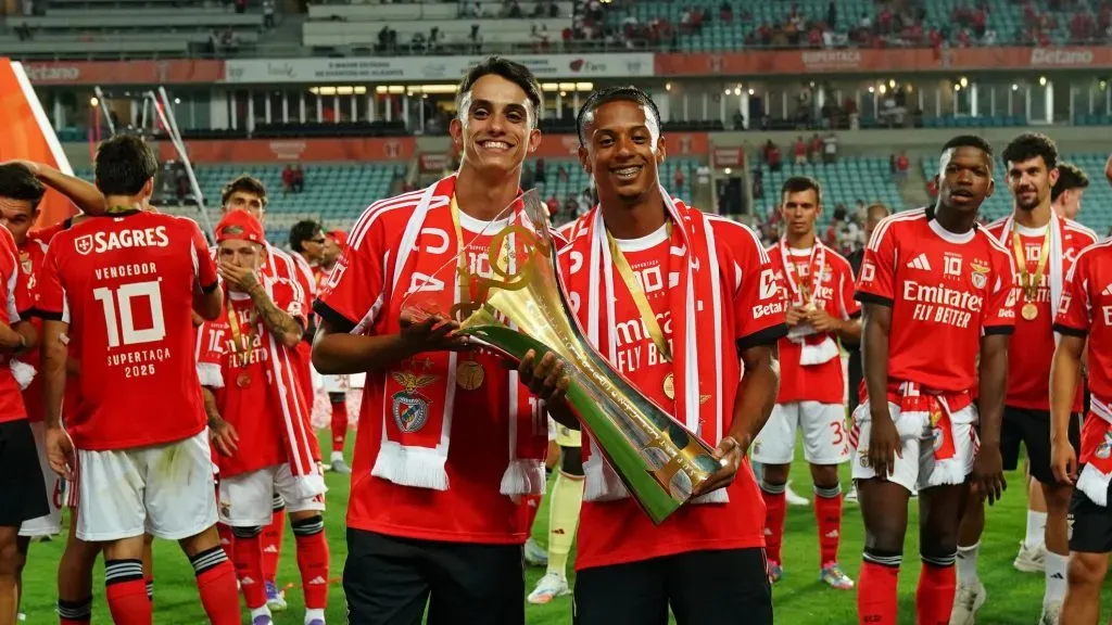 João Rego (à esquerda) com o troféu da Supertaça. Foto: Gualter Fatia/Getty Images