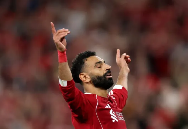 Os jogadores, tal como Salah na imagem, festejaram os seus golos em homenagem ao seu antigo companheiro de equipa no Liverpool. Foto: Michael Steele/Getty Images.